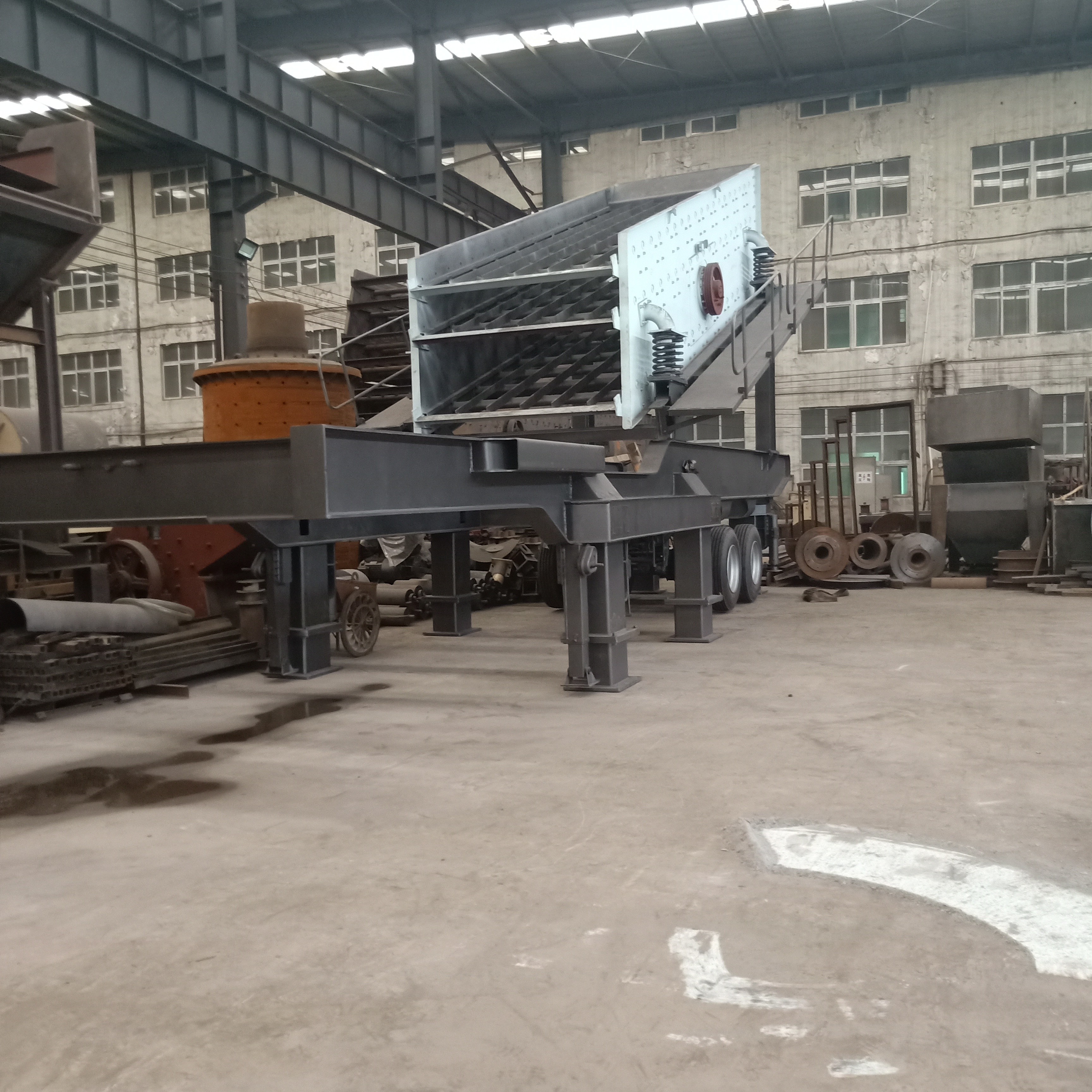 Crawler Mounted Mobile Vibrating Screen 2500t/H For Stone Sand