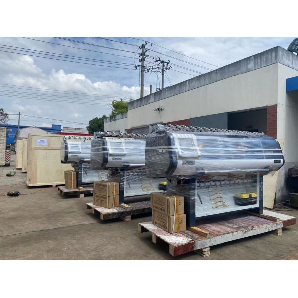 Single system flat collar knitting machine with automatically alarm