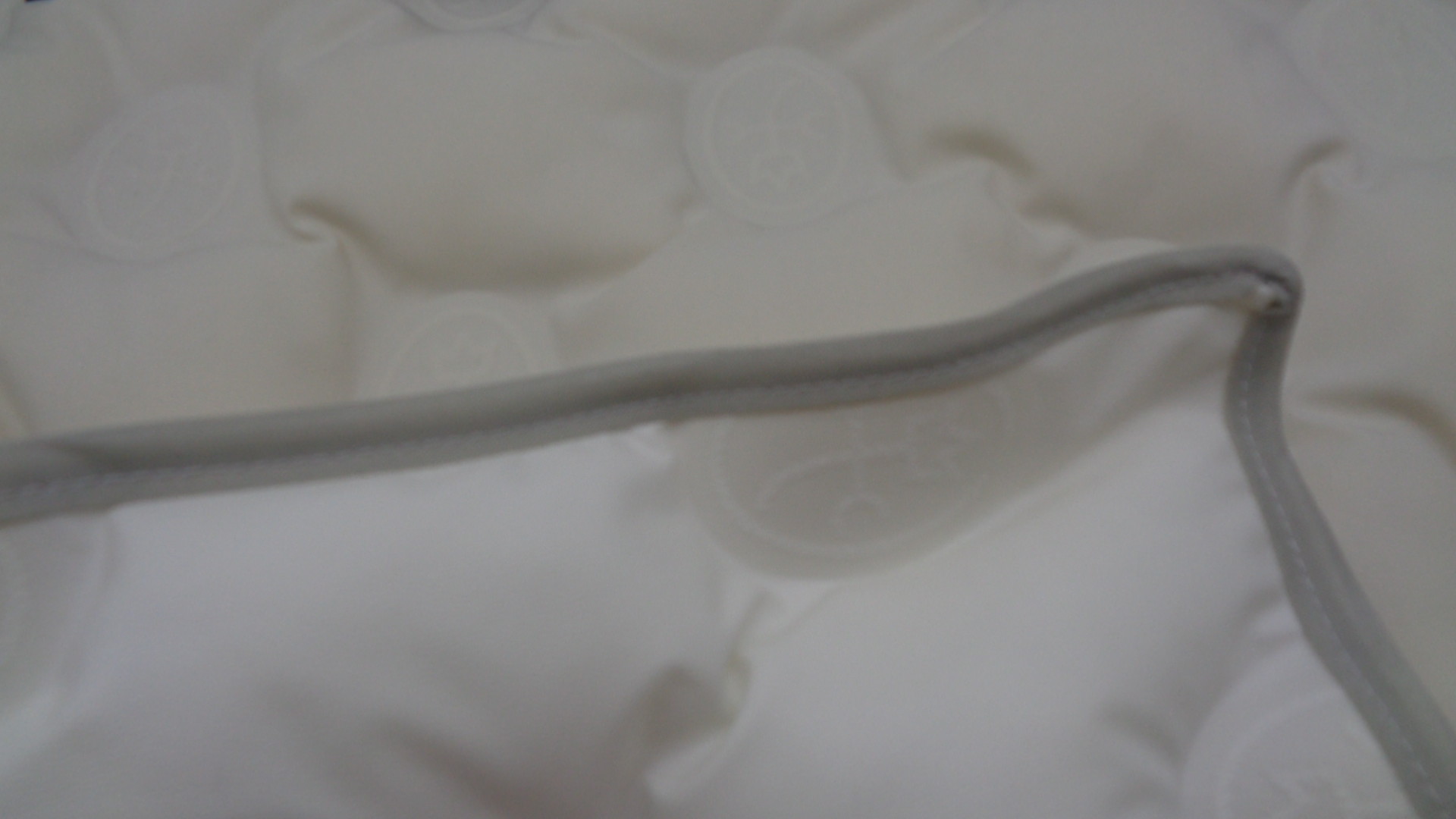 3D Seamless Stereo Embossed Polyester Winter Garment Down Fabric 150 Cm