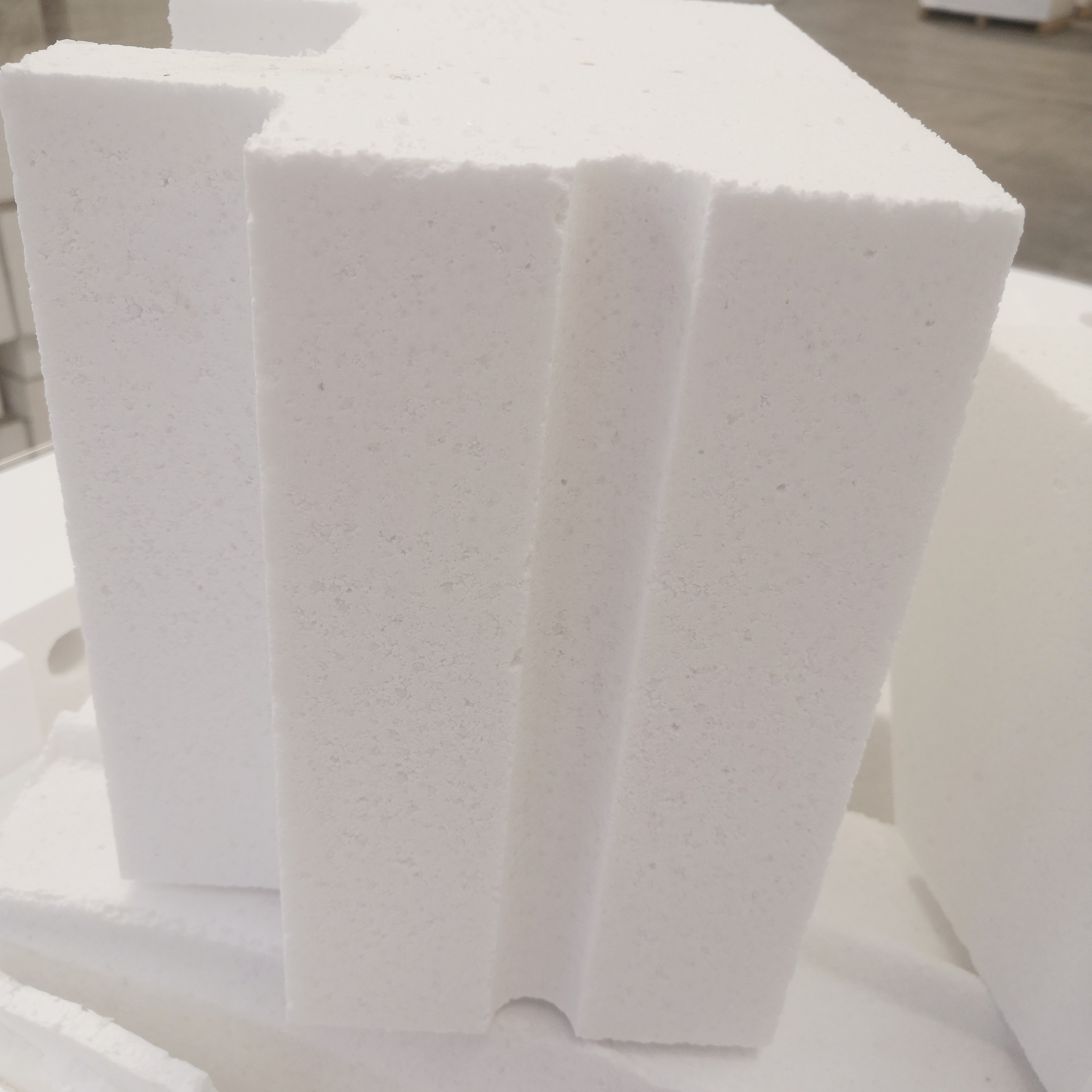 90-99.9% Al2O3 Content Corundum Brick for Petroleum Cracking Furnace in Henan Province