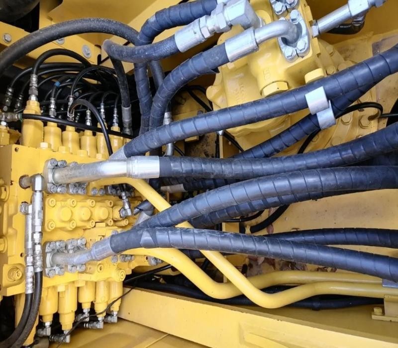 Preowned Crawler Excavator PC200 Komatsu Used With 6 Cylinders