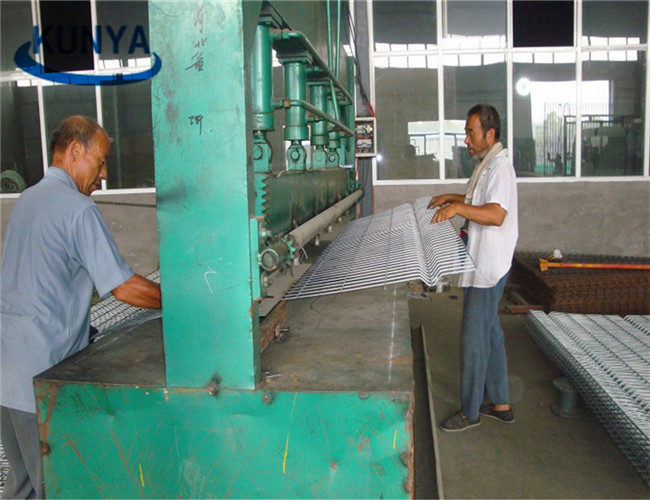 Galvanized Hot Dip Fence 20m Stainless Welded Wire Mesh Fabric 0.7mm Cutting