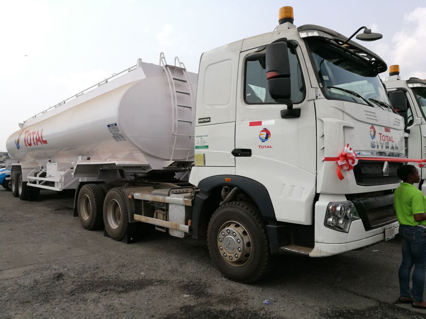Sinotruk Howo 6X4 Bulk Cement Tank Truck dry mortar silo Bulk Dust powder material transportation vehicle camiones cisternas