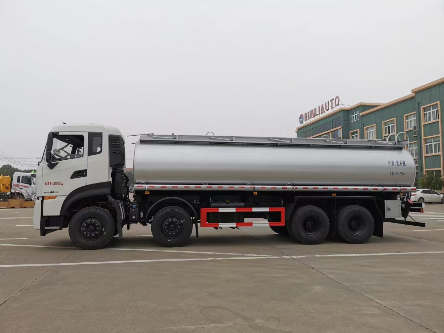 China National Heavy Duty Truck Haowo 8 * 4 35000L Refueling Truck