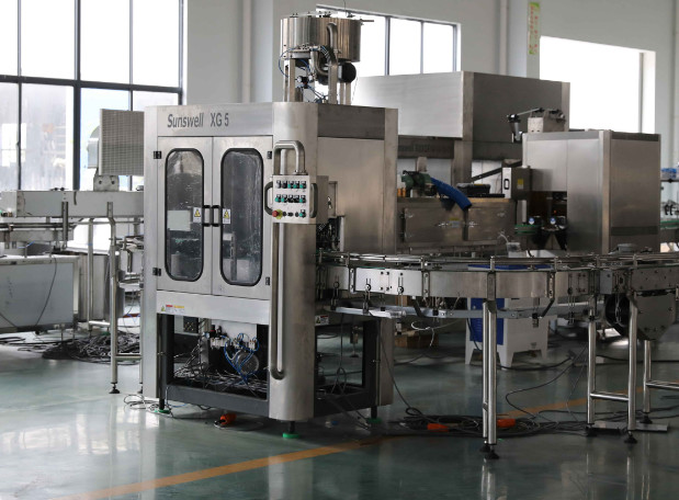 PE Film Shrink Wrapping Juice Filling Machine Within ± 2mm Control Accuracy