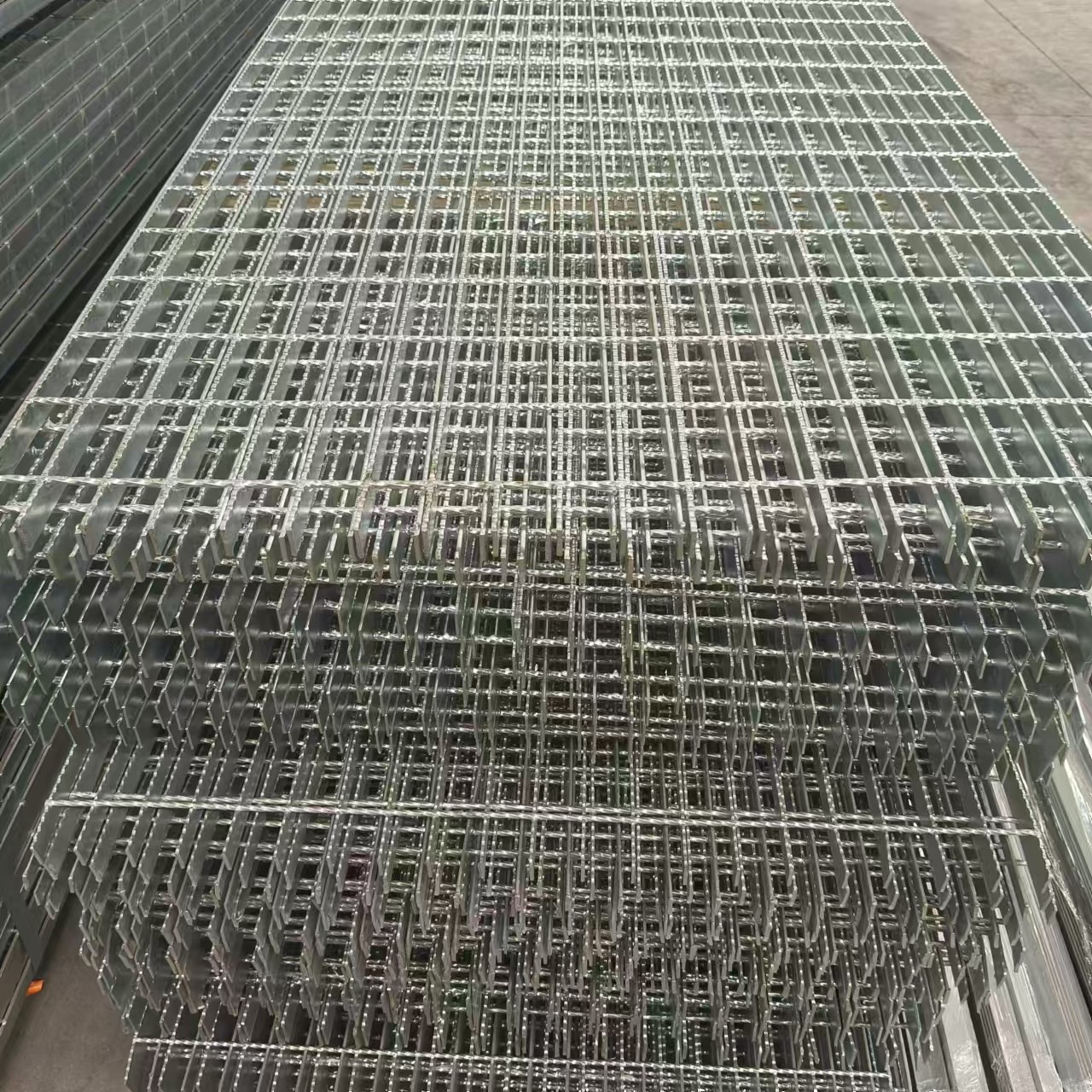 Press-Locked Steel Gratings: Secure, Tight Fit for Stability