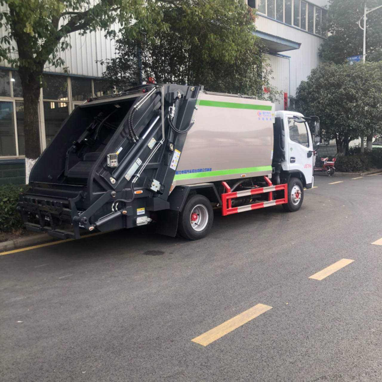 China Brand Dongfeng Small Compactor Garbage Truck With 6.50-16 Tires And Spare