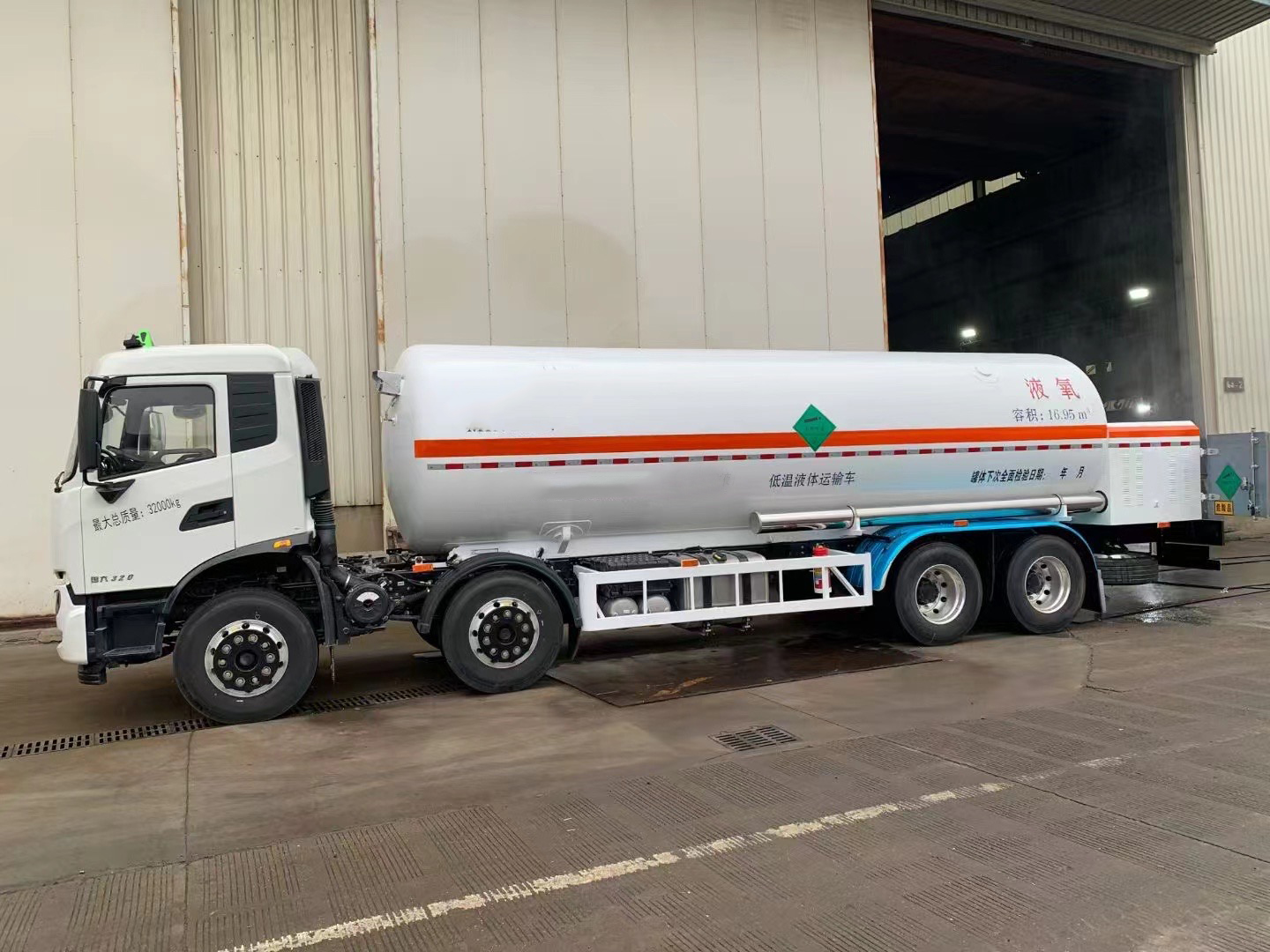 CIMC 3 axis carbon steel 20 to 30 cbms Cryogenic liquid oxygen hydrogen natural gas transport pressure vessel tank truck trailer