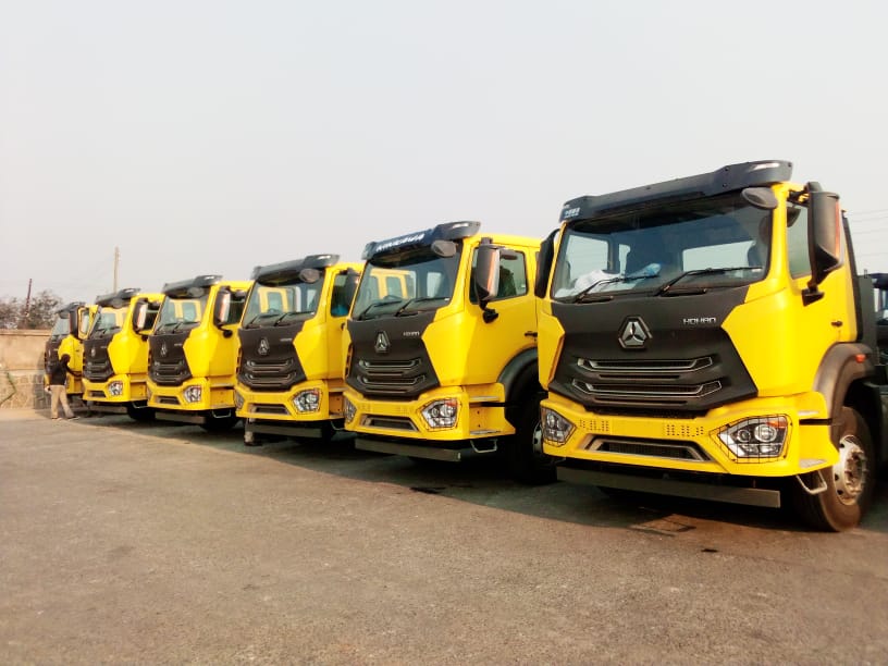 Sinotruk howo 160HP 4x2 6x4 8000L mobile sewage sludge suction vehicle vacuum septic tank truck for sale in south africa