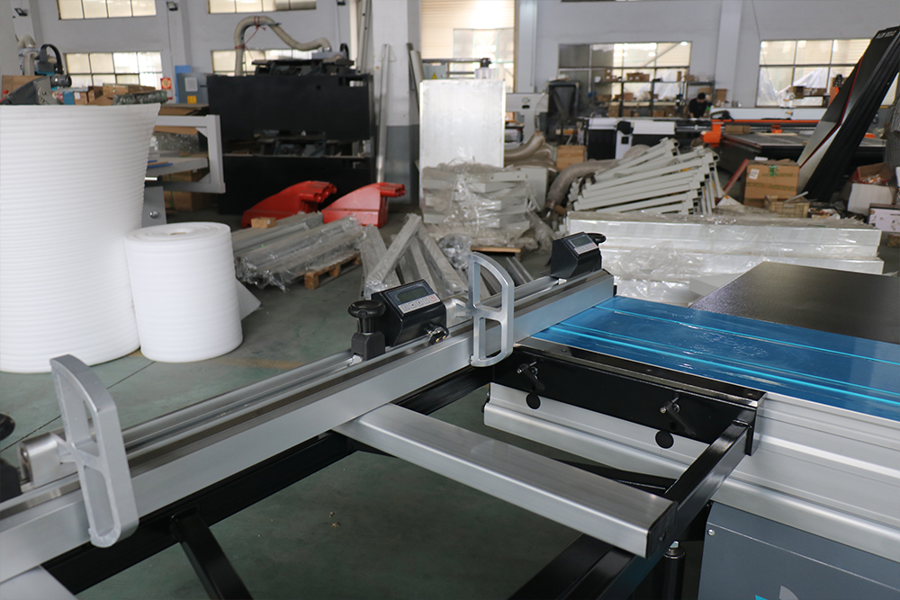 20mm Scorning Saw Bore Diameter Precision Wood Cutting Sliding Table Saw Machine