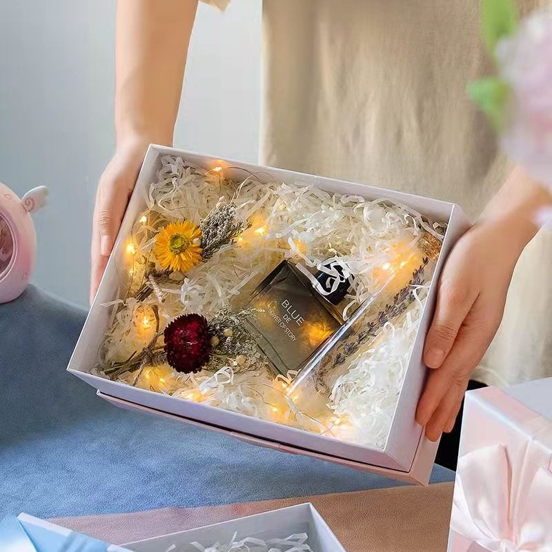 4C/UV/Lamination/Embossing/Stamping Surface Finish on Personalized Gift Box