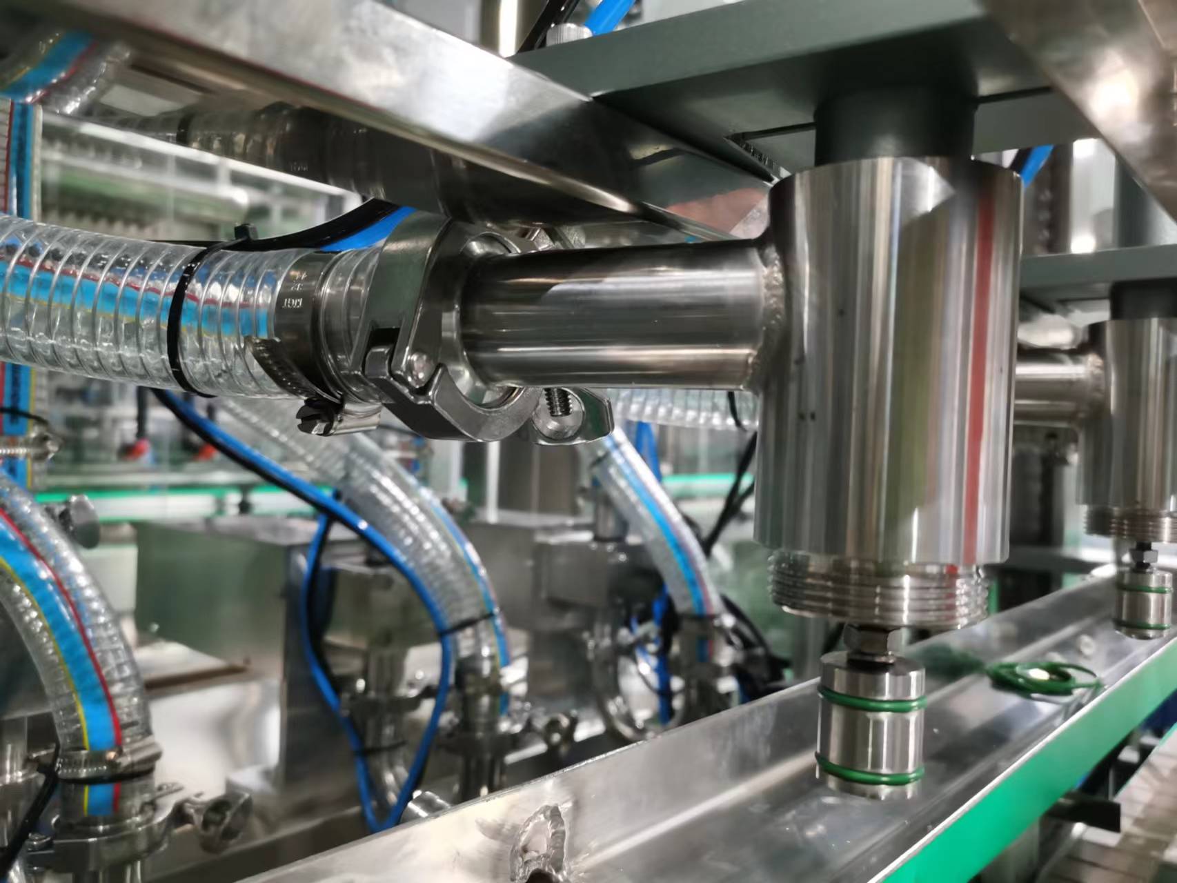 Large Capacity Eight Heads Servo Gear Pump Filling Machine with Motor Core Components