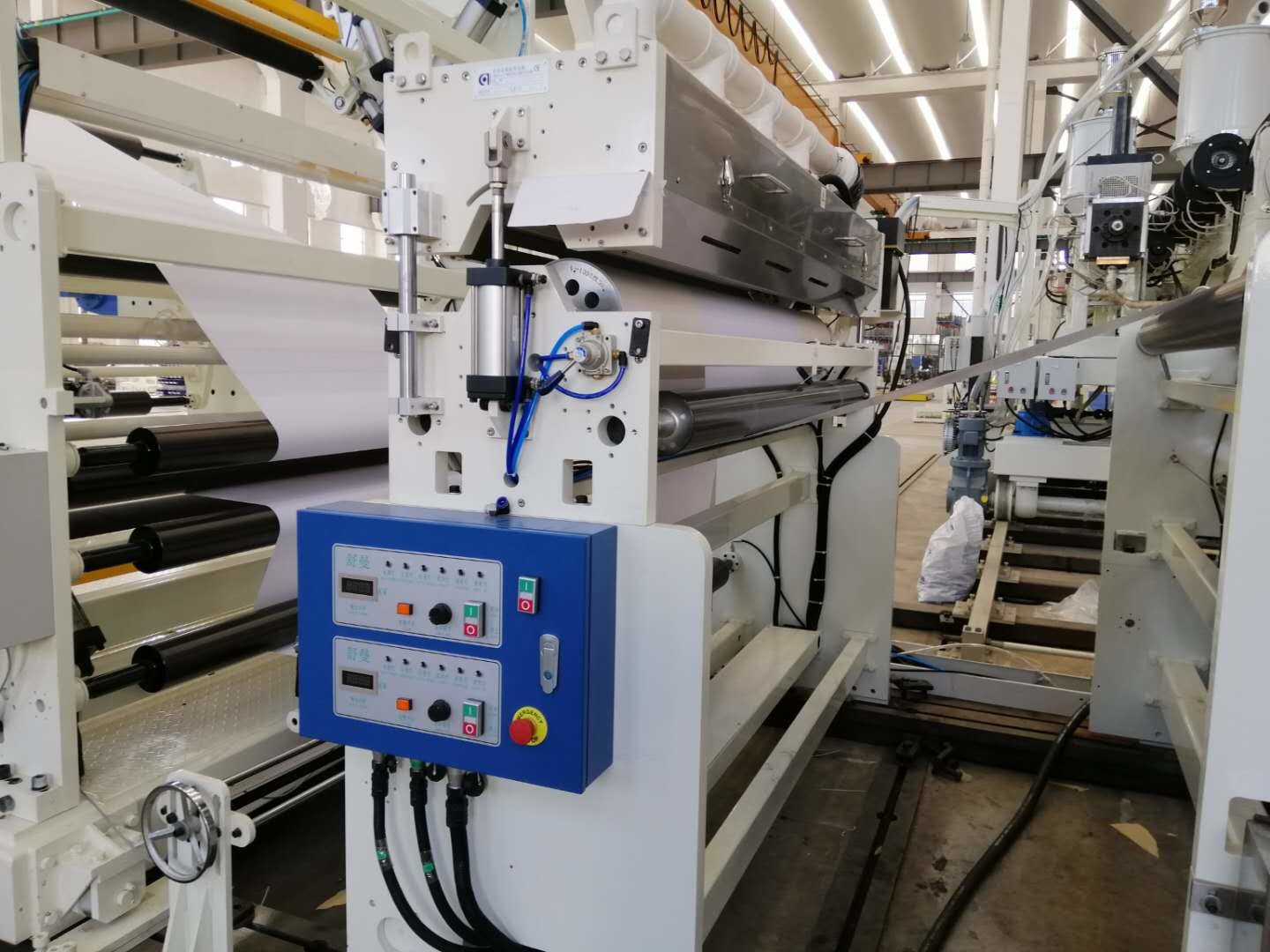 Paper - Plastic Packaging Paper Automatic Laminating Machine With Rapid Cooling System In White And Blue