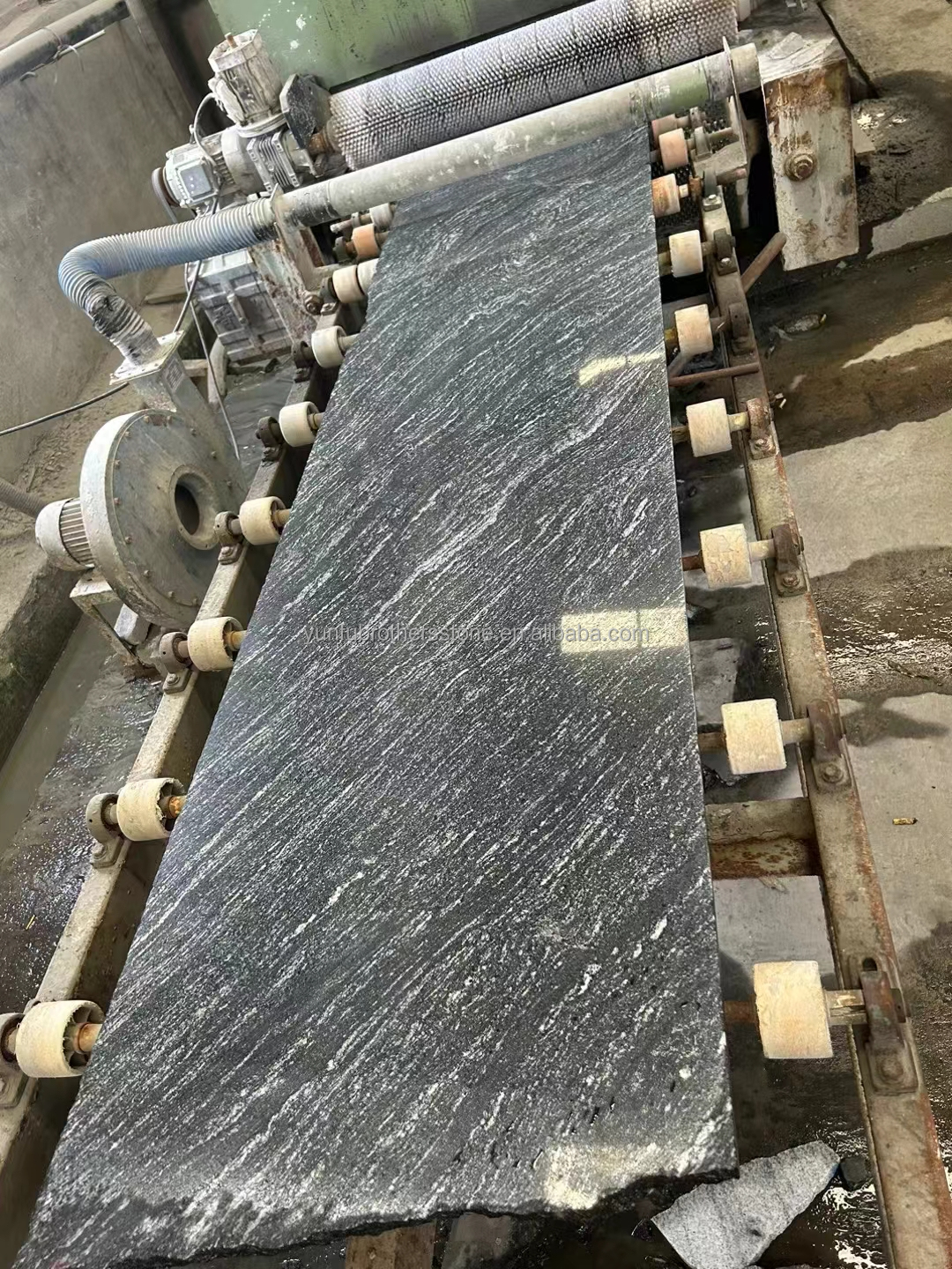 Modern Hotel Matt Surface Finishing Natural Stone Dark Grey Granite with White Veins Stair