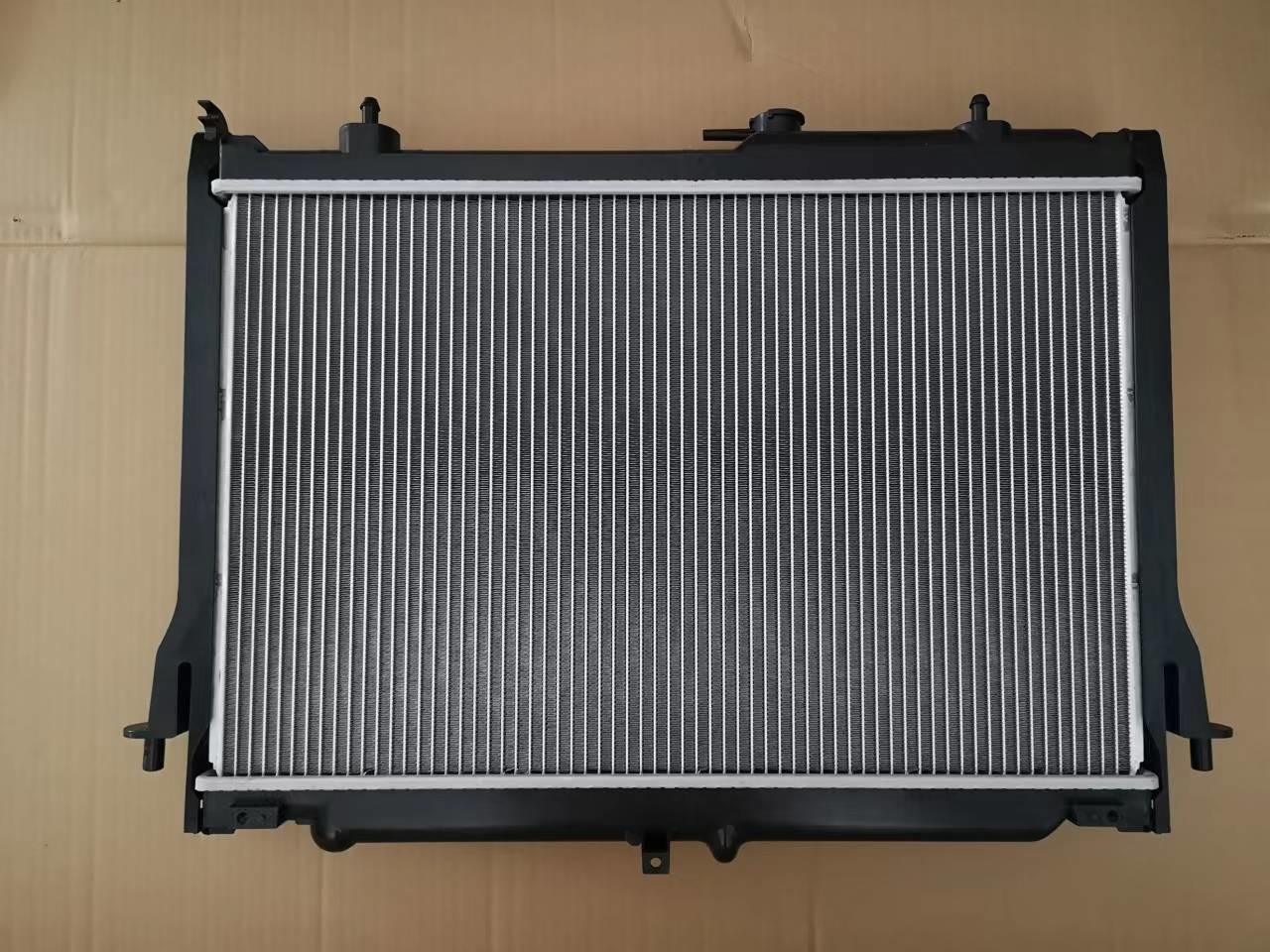 Dmax Radiator 8981372764 Isuzu 4JK1 4JJ1 Engine Aluminum Plastic Radiator Core Size 658*420