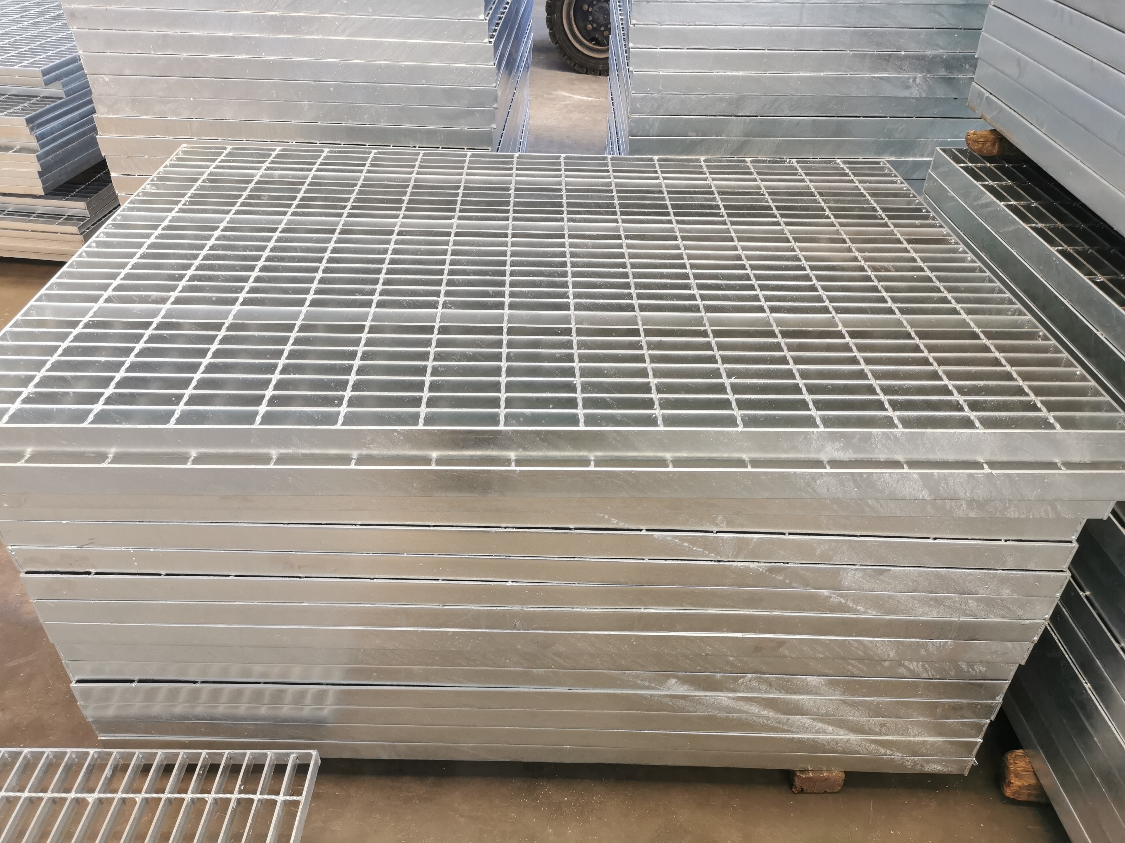 AS1657 Standard Anti Skid Steel Stair Treads Grating 100mm For Parking Lot