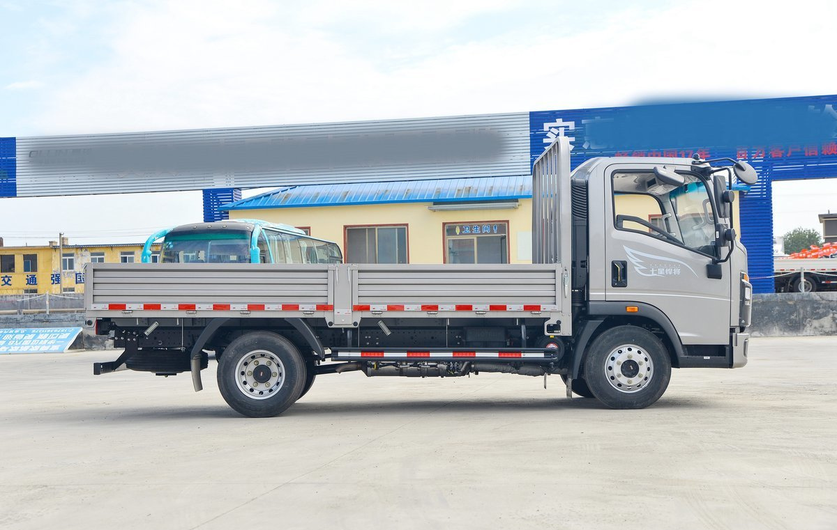 SINOTRUK HOWO Titan H 140 Horsepower 4.15meters Single Row Guardrail Light Truck (6 Gears)