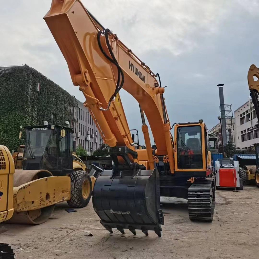 A second-hand Hyundai 305lc-9T tracked excavator in good condition