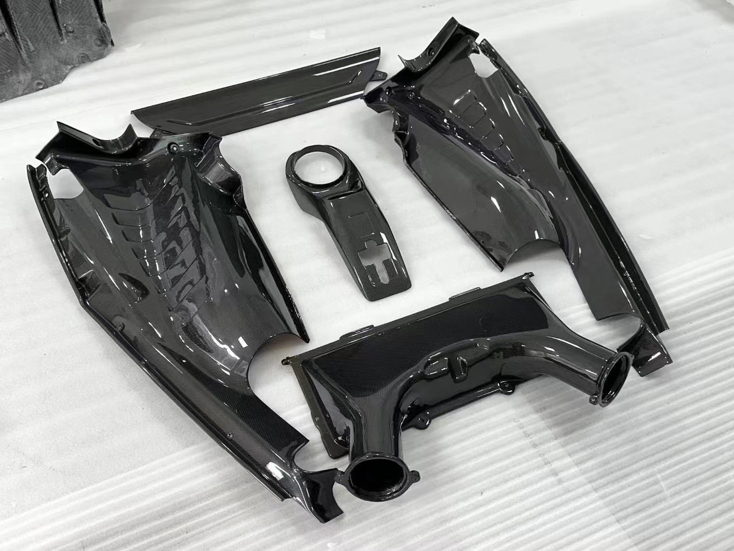 488 Ferrari Body Kit Dry Carbon Fiber Engine Shield OEM Carbon Fiber Oil Cap