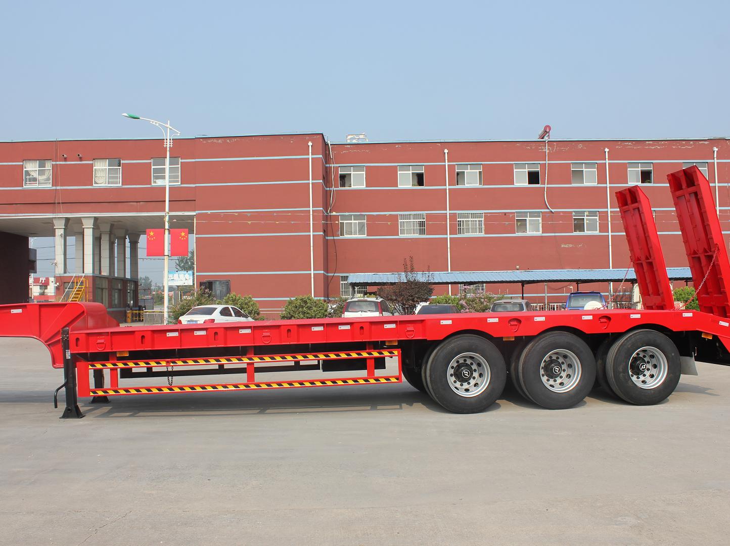 Transport Heavy Equipment Conveniently with Aotong Mechanical Folding Low Bed Trailer