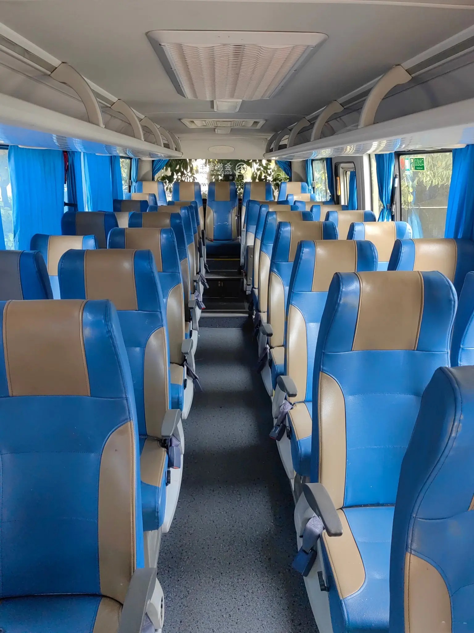 2nd Hand Bus Yuchai Engine 220hp 38 Seats Sealing Window 8.7 Meters Used Golden Dragon Bus XML6887