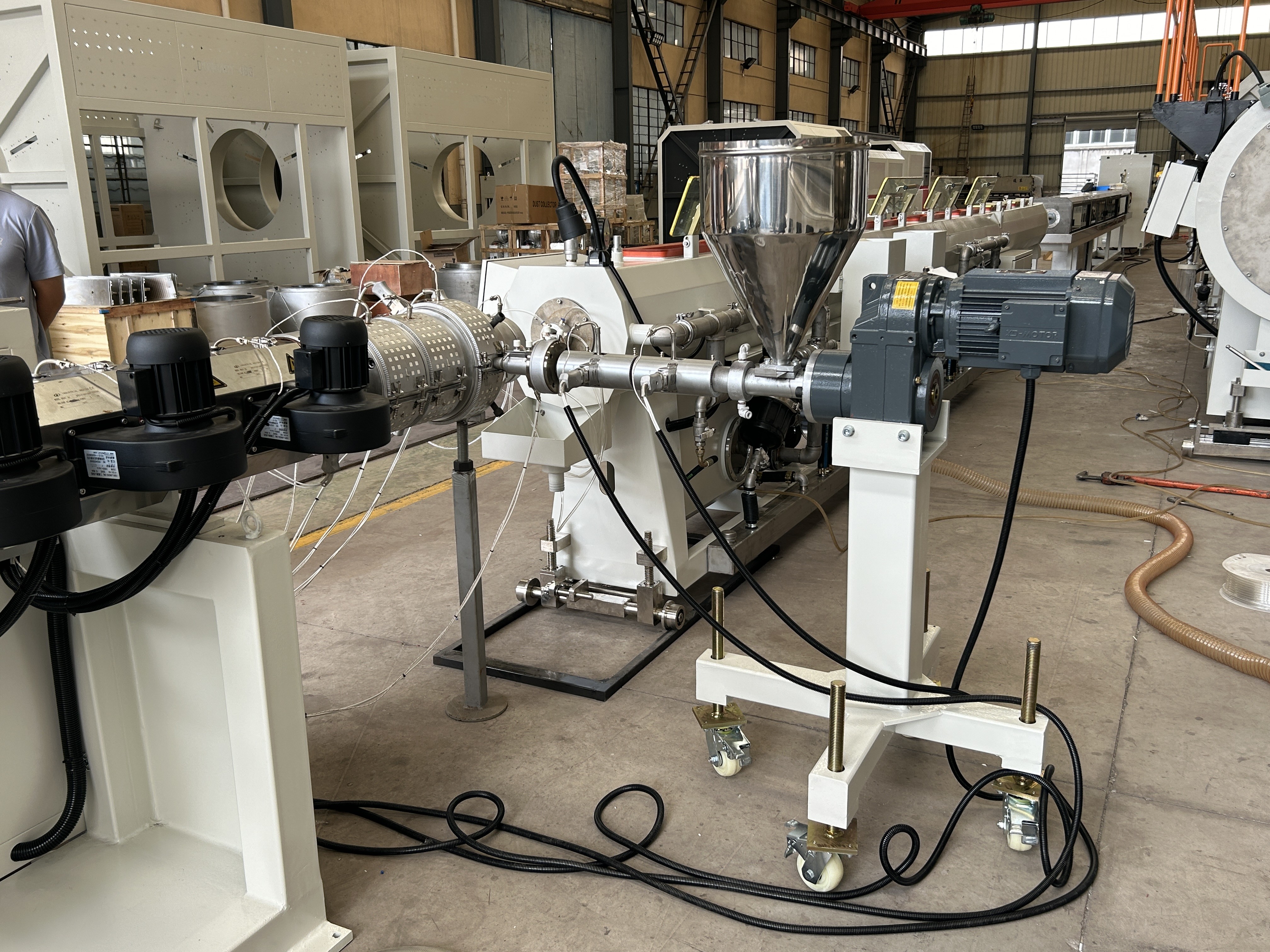 Multi Layers Plastic Pipe Extrusion Line High Speed HDPE PE Pipe Production Machine Line