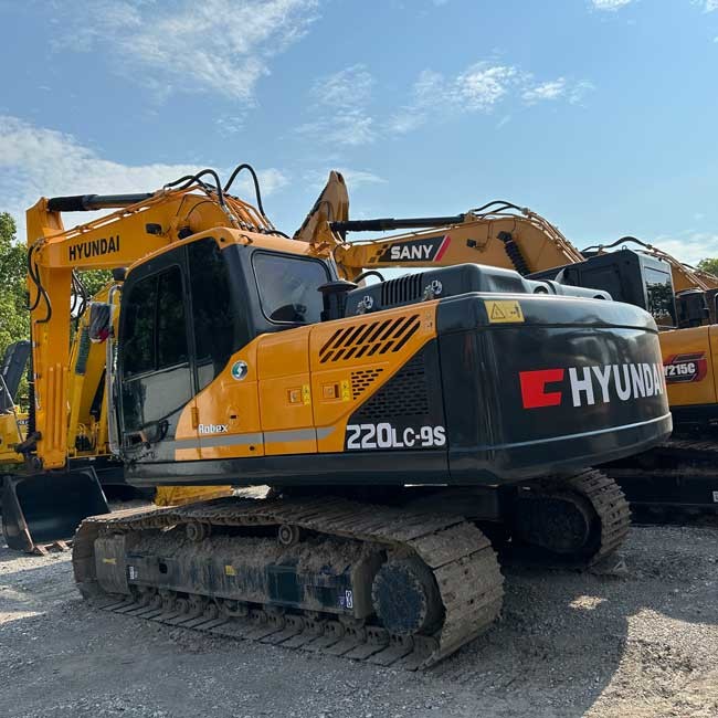 Used Hyundai Crawler Excavator R220LC - 9s with 1.0m³ Bucket Capacity