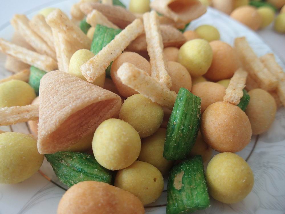 Good Tasty Best Price Chinese Rice Cracker Mix with Nuts Gluten Free Triangle crispy cracker snack