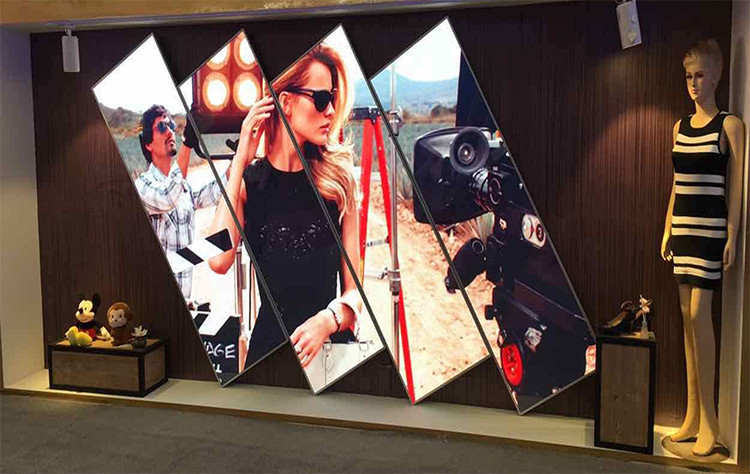 1200nits SMD2121 P2.5 Floor Standing Led Poster With Wheels