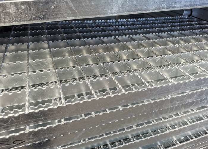 Chemical Plant Hot Dip Galvanized Steel Grating 1m Serrated Sheet