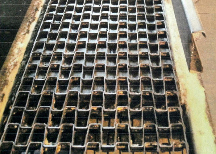 Galvanized Iron Flat Wire Belt , Honeycomb Belt For Discharging Tower