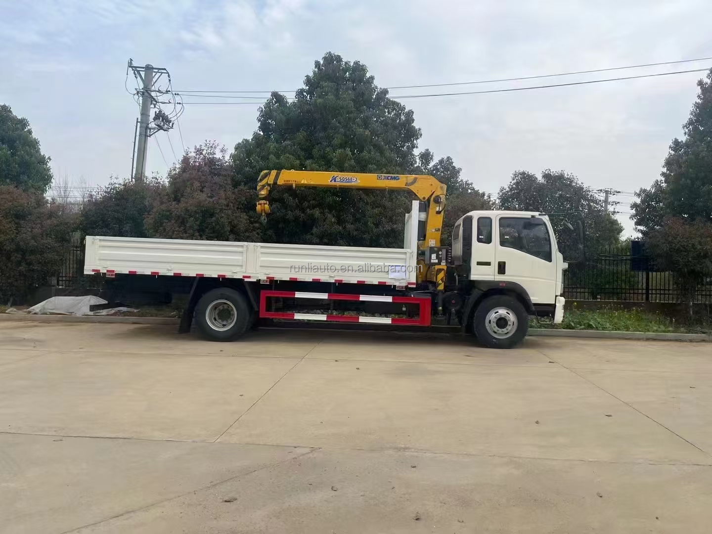 Factory Sinotruk HOWO Hydraulic Telescopic Boom Truck Mounted 5 Ton Crane