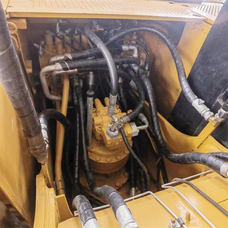 Japan Made Cat320d2 Used Excavator in Good Condition with Original Hydraulic Cylinder