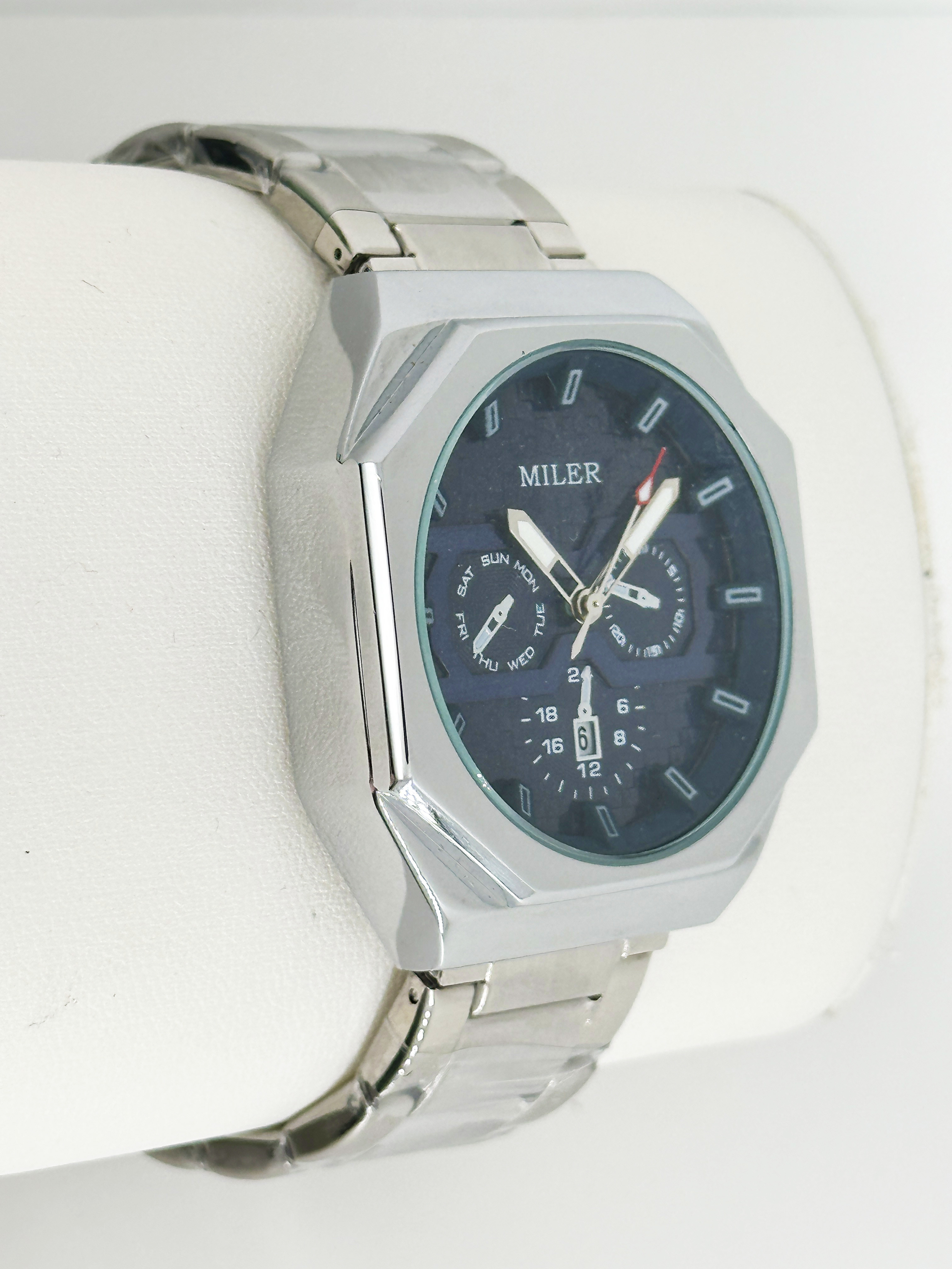 Round Quartz Business Watch With Date Display And 30m Water Resistance