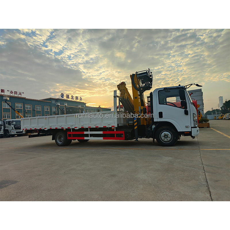 Japan 2 Tons 3.2 Tons SQZ32 SQZ38 Folding Arm Cargo Mounted Crane ISUZU 4x2 ELF Crane Truck Mounted