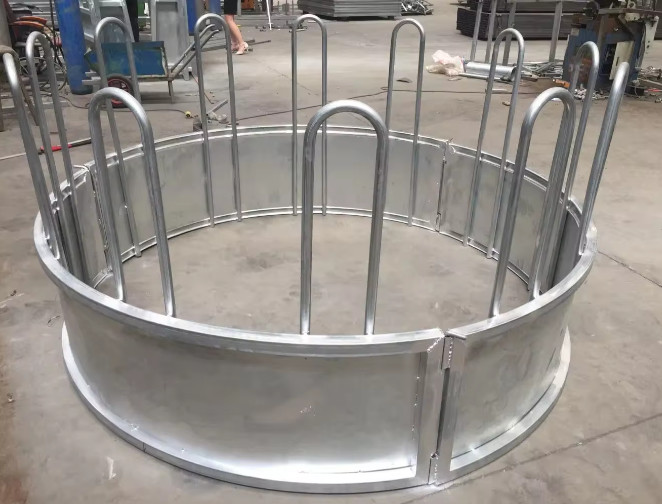 Galvanized Feeder With Tombstone Railings For Cattle 12 Feed Openings