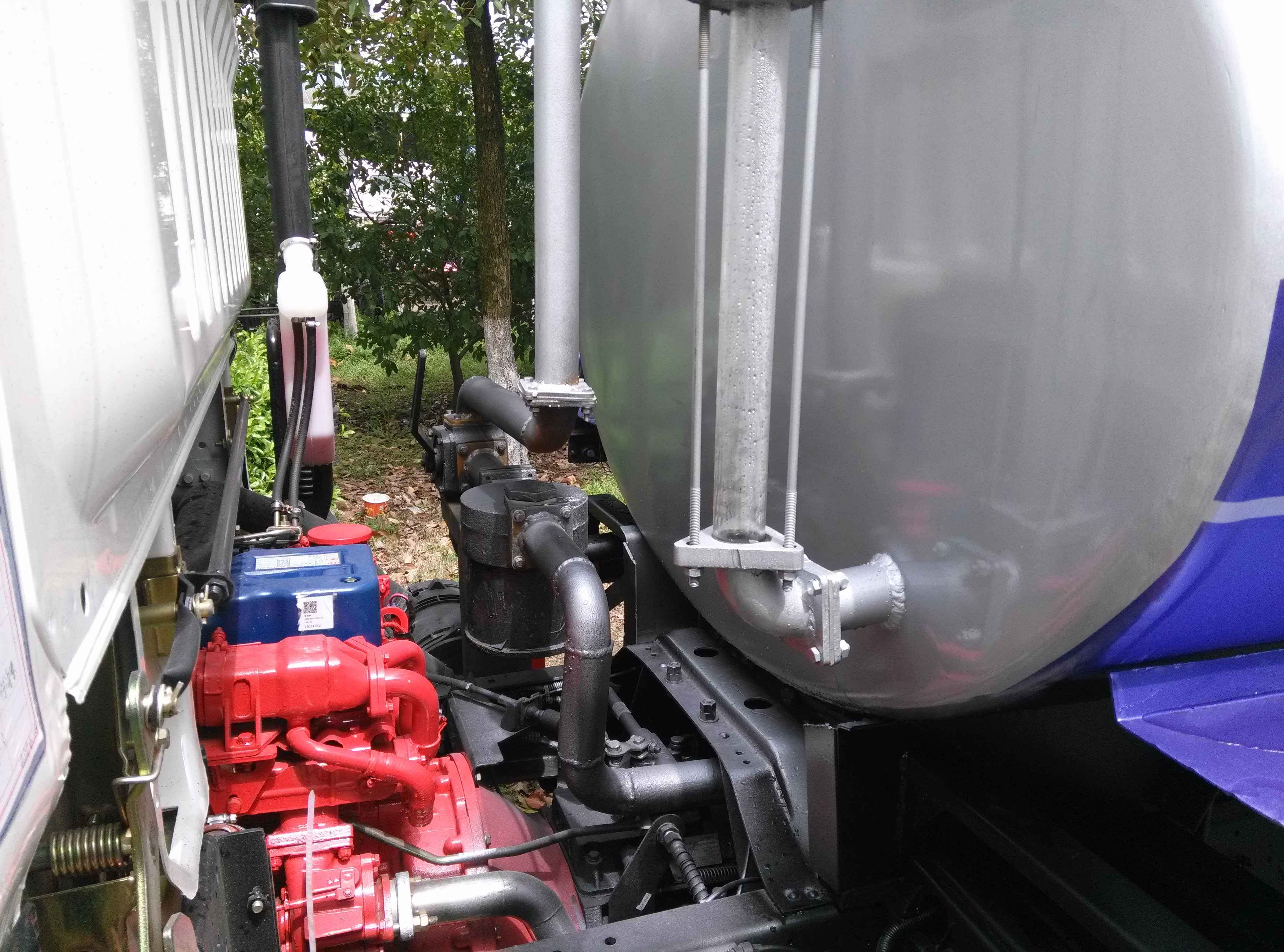 110 Kw Euro 4 Diesel Mini Vacuum Sewage Suction Truck for Manual Sewage Disposal