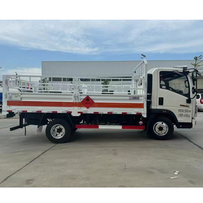HOWO 4X2 8 Tons Load Gas Cylinder Transport Truck Euro III Standard 2 Axle