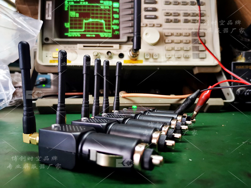 	 On board GPS jammer prevents vehicles from being positioned and tracked, and shields the company's speed limit jammer  	 On board GPS jammer prevents vehicles from being positioned and tracked, and shields the company's speed limit jammer  