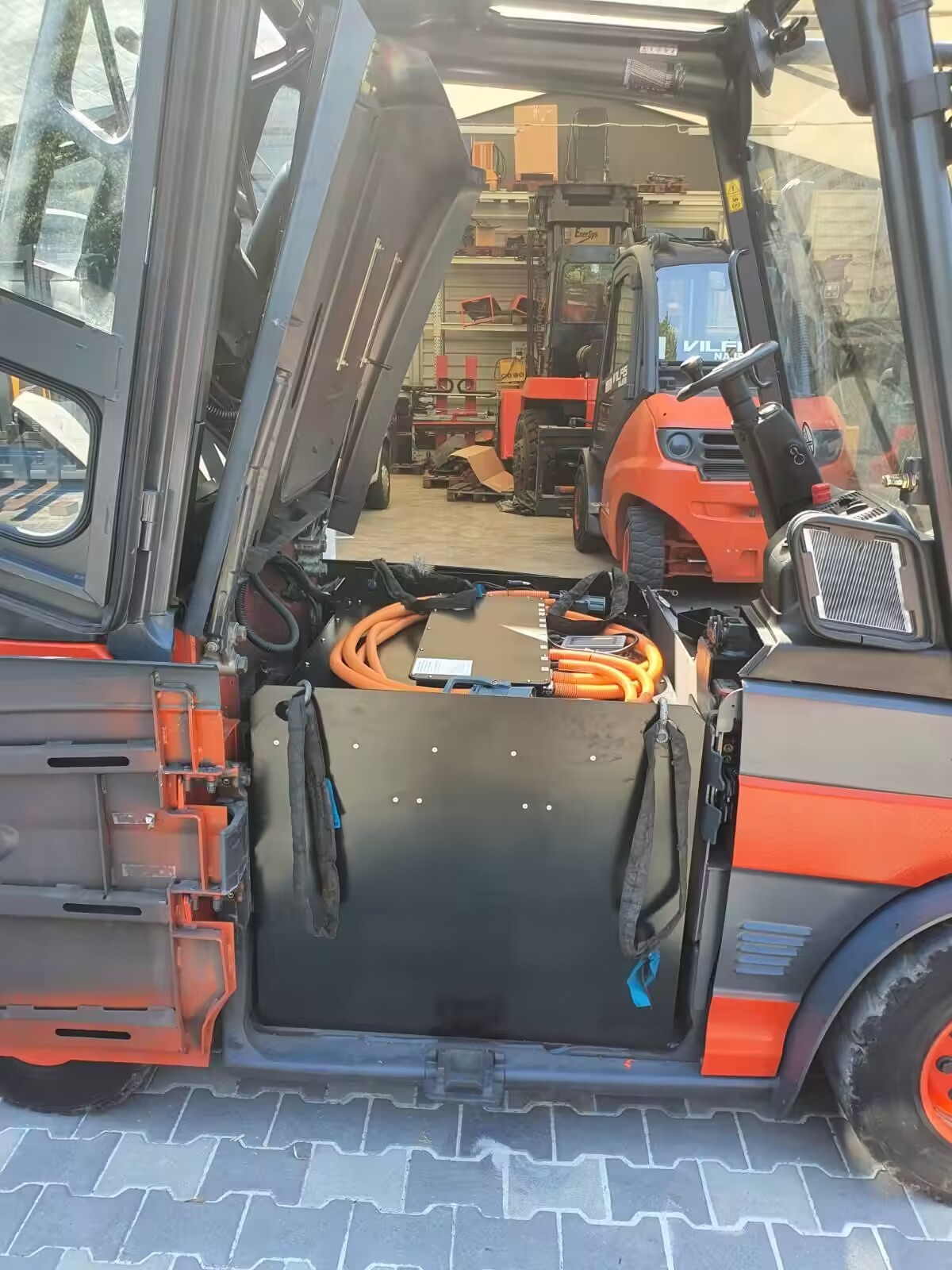 Powerful Forklift Battery 80V 920AH Lithium Battery For Linde LINDE E40H/600