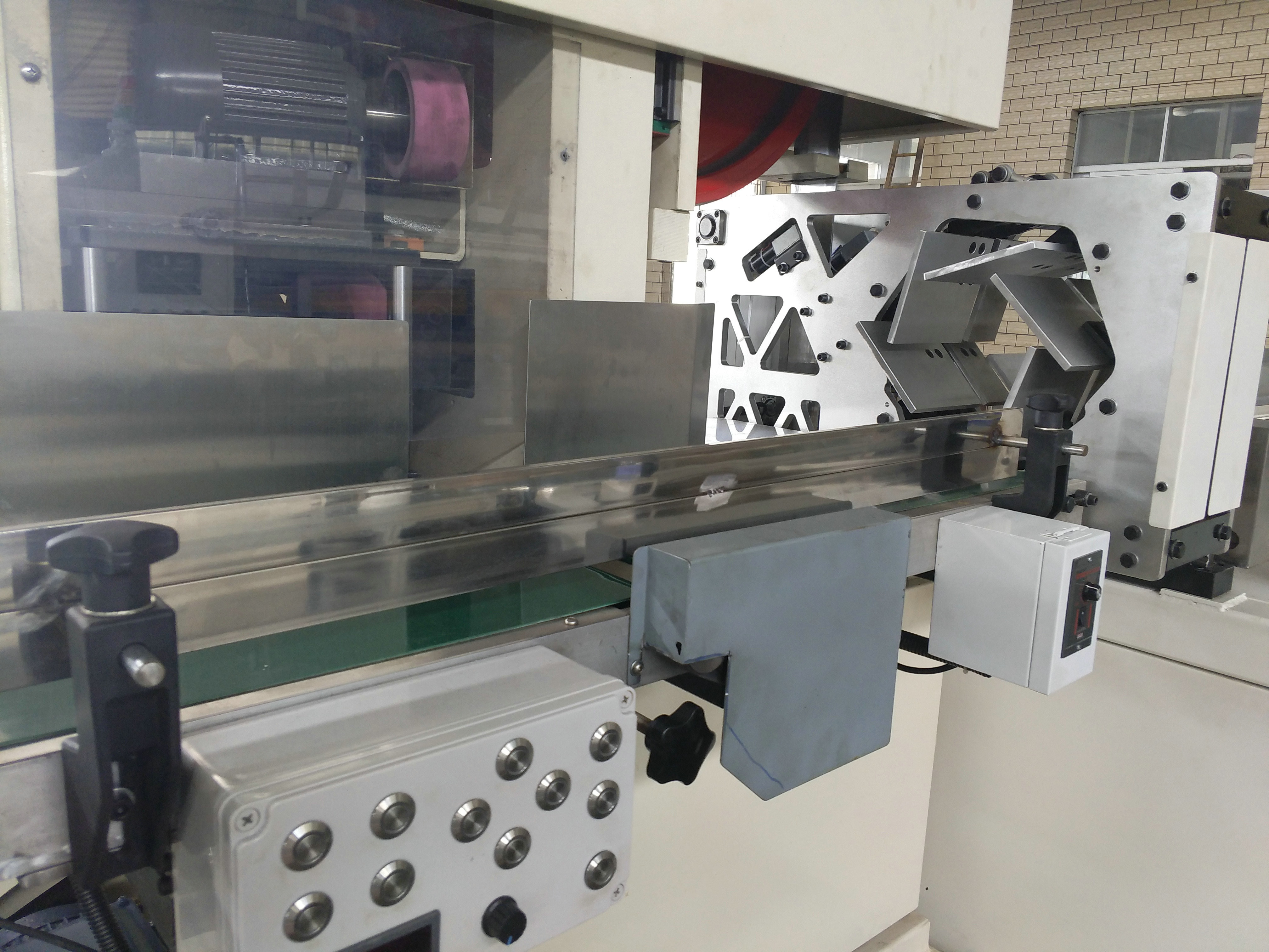 Industrial Toilet Paper Roll Cutting Machine Band Saw 15KW 15-30cuts/Min Full Automatic
