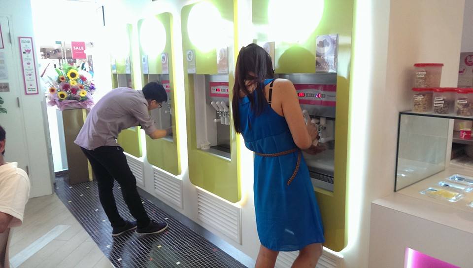 Touch Pad.Remote control Ice Cream Machine Frozen Yogurt machine adopted by Yogurberry.