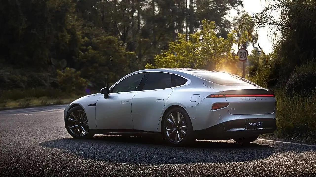 Efficiency 12.5 kWh / 100 km 2023 P7 Super Electric Sports Car with High Speed 170km/h and Dimension mm 4880*1896*1450