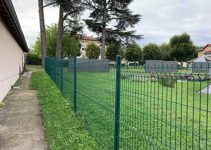 Galvanized 100x300mm Curved V Mesh Security Fencing