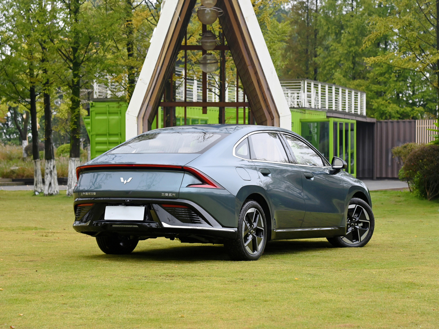 2024 Wuling Starlight 1.5L Hybrid Energy Vehicles with Lithium Iron Phosphate Battery and 150km Pure Electric Range