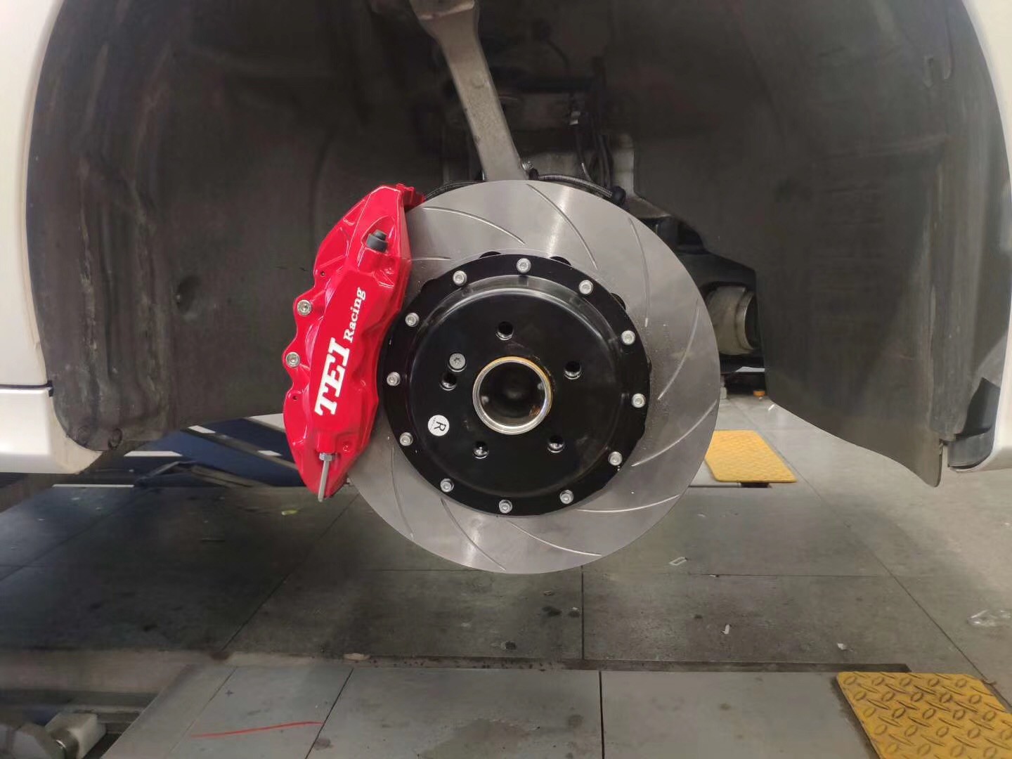 Aluminum Alloy Mercedes Benz Big Brake Kit Abrasion Resistant With 2 Calipers