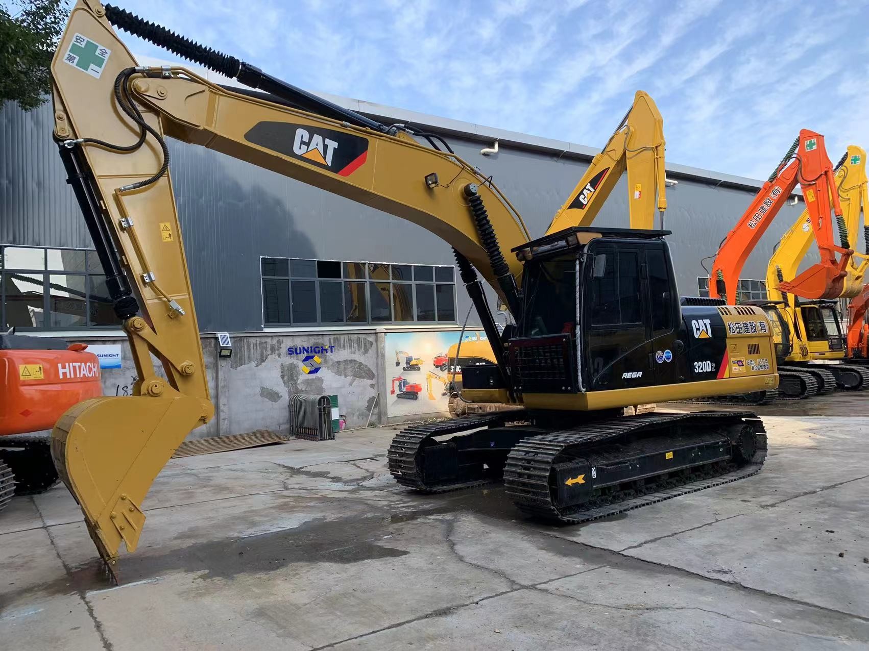 Preowned CAT 320D Excavator With Original Caterpillar Color With Hydraulic Hammers