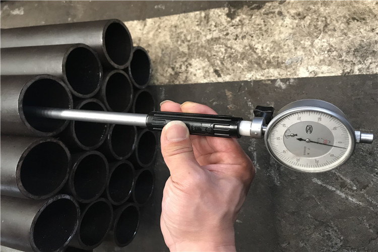 Black Drill Rod Seamless Drill Pipe High Tolerance 3 - 11.8m Length 2 - 15m WT Size