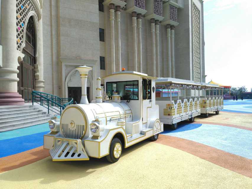 42 Seater Mini Trackless Train With Metal Structure Beam 76 KW Rated Power Petrol Engine