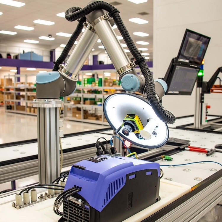 Mini Robot UR 3e Of Collaborative Robot With 3KG Payload As Cobot For Material Handling Equipment Parts